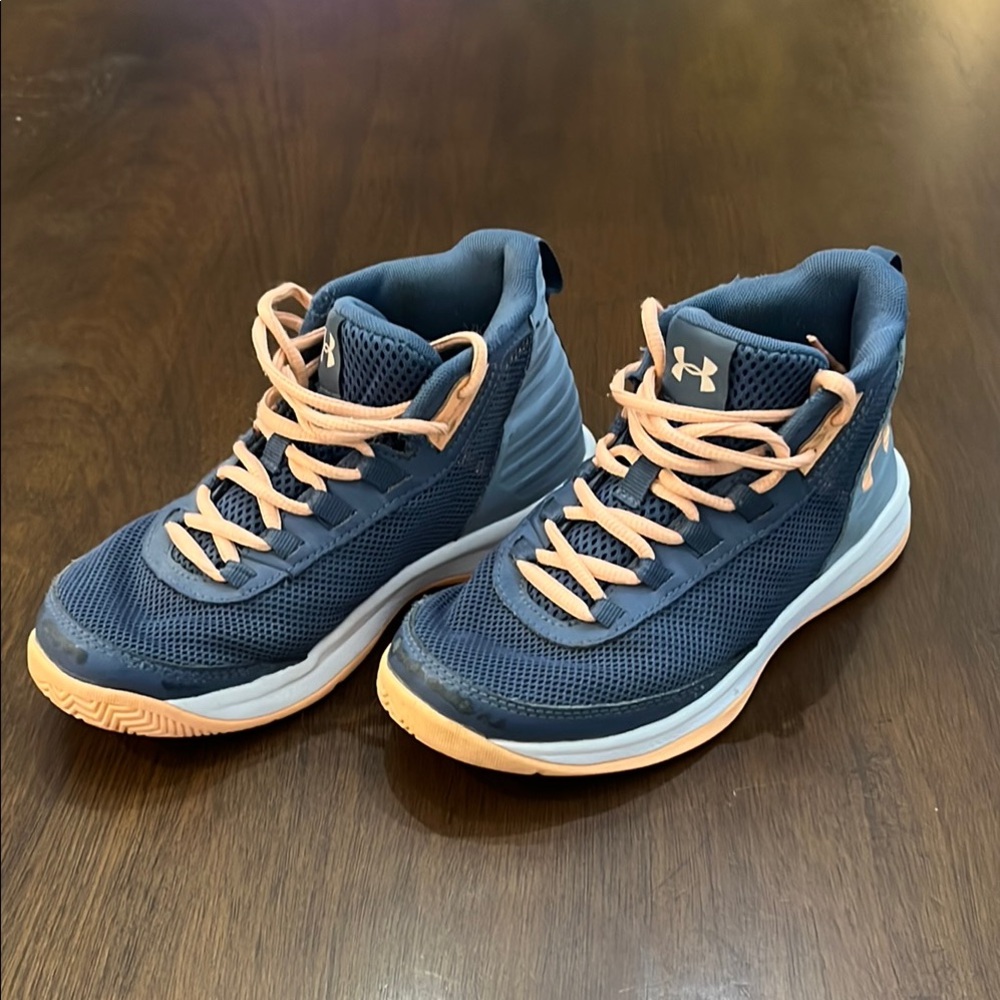 Under Armour Basketball Shoes size 2.5Y